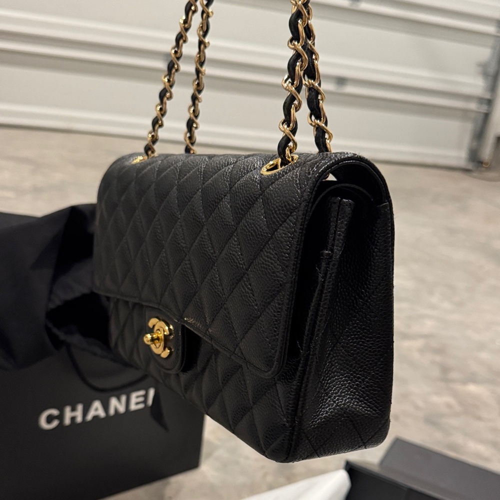 CHANEL Black Quilted Leather Shoulder Bag with Gold Chain - Picture 2 of 6